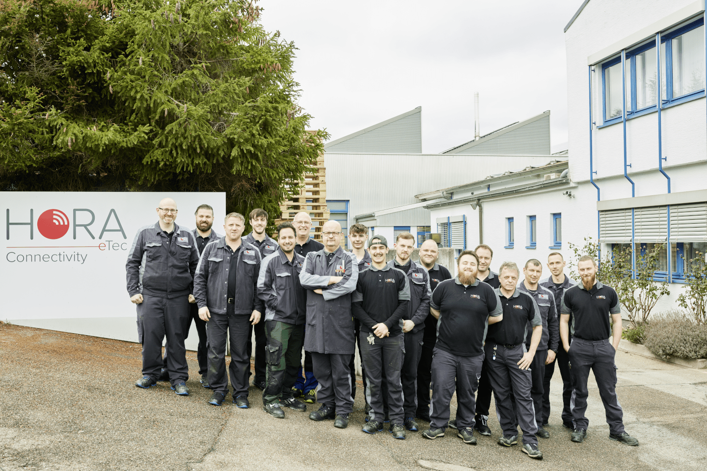 Gruppenfoto Mitarbeiter HORA eTec Connectivity vor dem Firmengebäude in Eberdingen