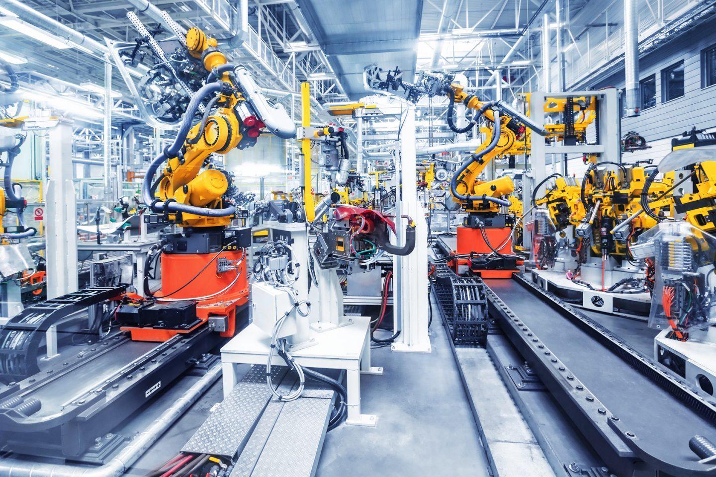 Roboterarme in einer Autofabrik