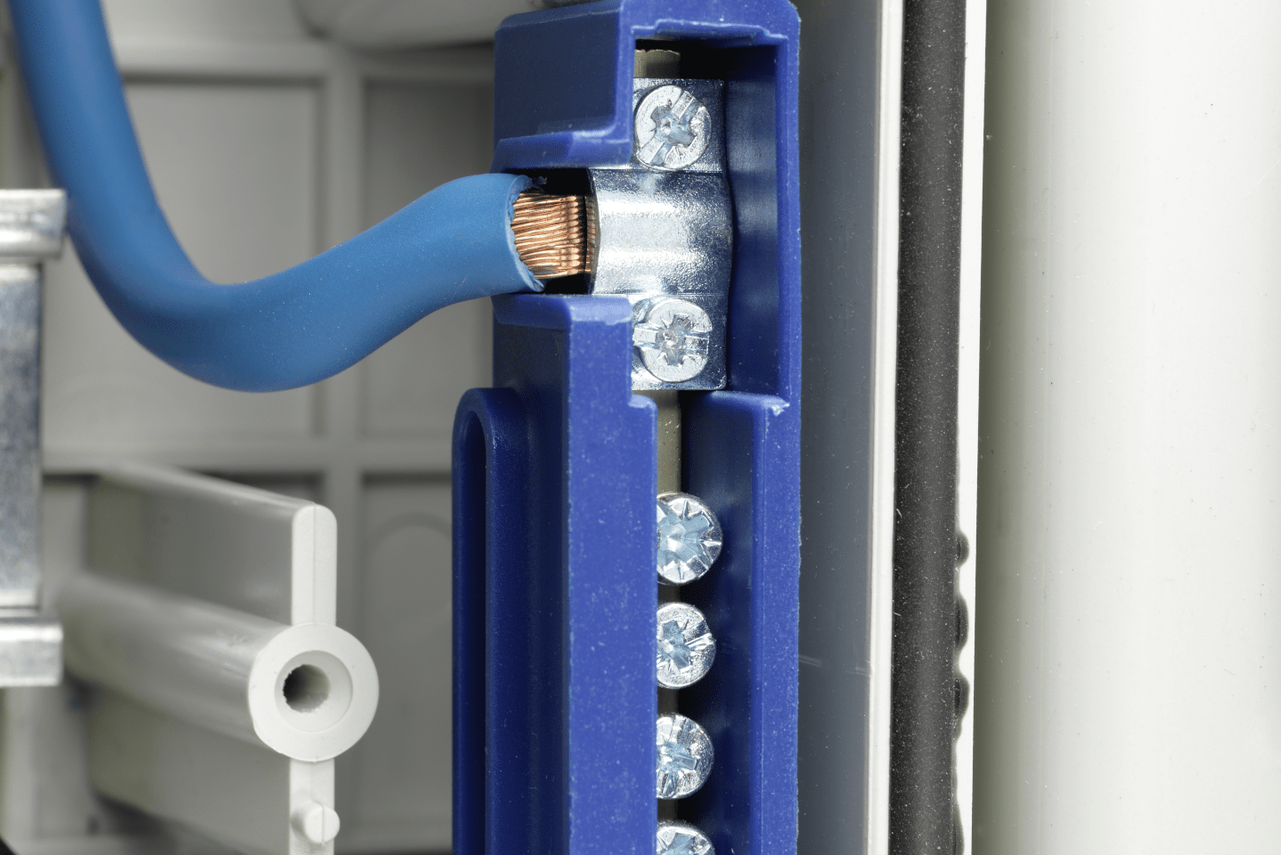 Nahaufnahme N/PE-Schiene im Einsatz mit blauer Plastikhalterung