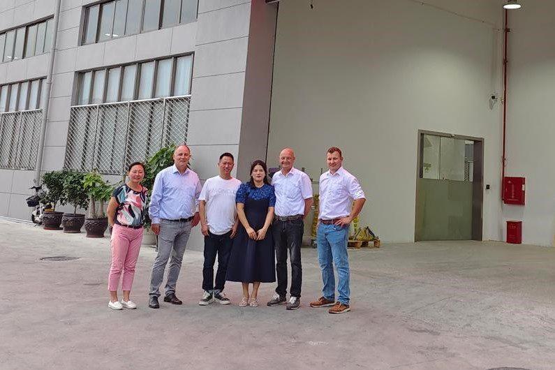 Gruppenfoto mit dem Vertrieb von HORA eTec vor dem Gebäude unseres chinesischen Produktionspartners